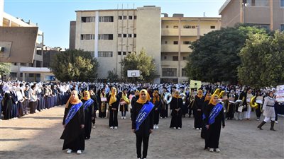 خلال زيارة الثانوية الصناعية بنات.. وكيل وزارة التربية والتعليم بسوهاج: التعليم الفني قاطرة التنمية 