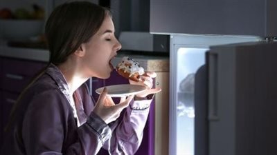 الأكل بسرعة وتناول كميات كبيرة من الطعام.. مخاطر صحية لا يمكن تجاهلها