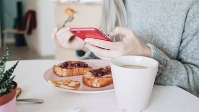 خبراء يحذرون من استخدام الهاتف أثناء تناول الطعام