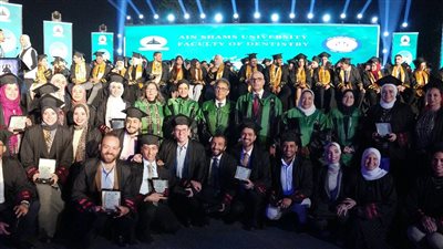 رئيس جامعة عين شمس لخريجي دفعة 23: مهنة طب الأسنان رحلة طويلة وتتطلب استمرار التعليم