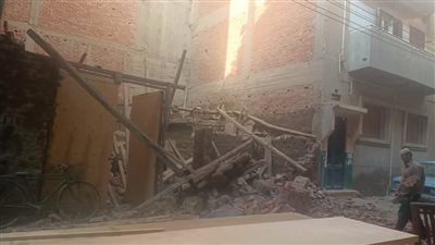 محليات المنوفية ترفع آثار انهيار منزل غير مأهول بالسكان في منوف