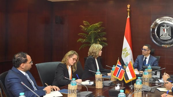 وزير الاستثمار مع