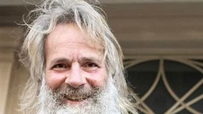 سويدي مشرد يعيش في منزل من المخلفات وينضم لصفوف المليارديرات.. ما القصة؟ 