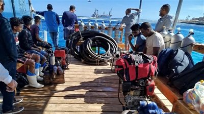 استمرار لحام وإصلاح جسم السفينة المنكوبة قبالة سواحل مدينة القصير| صور