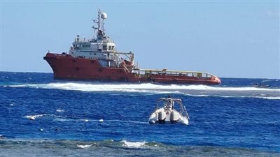 بعد 11 يومًا من شحوطها.. استمرار لحام وإصلاح جسم سفينة القصير | بث مباشر