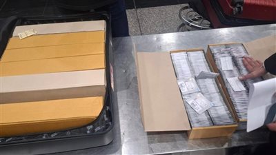 مخدرات بأنواعها وتهريب بضائع.. سلطات المطار تحكم سيطرتها على بوابة مصر| صور 