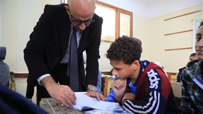 وزير التربية والتعليم يوجه بمتابعة مدرسة وإرسال لجان لها بشكل يومي.. ما السبب؟