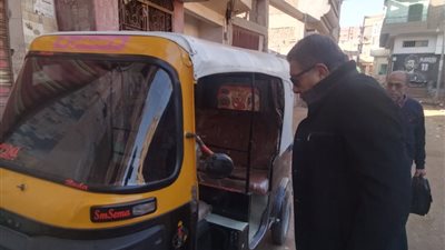 صورة مشرفة.. محافظ الدقهلية يصرف مكافأة لممرضة خلال جولته بقرية البرامون