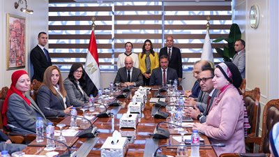 وزيرتا البيئة والتنمية المحلية ومحافظ المنيا يشهدون توقيع عقد تشغيل مصنع معالجة المخلفات بتونا الجبل 