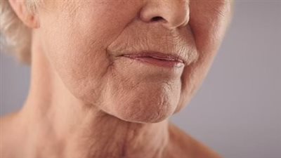 علامات إصابة البشرة بالشيخوخة المبكرة.. بينها ظهور خطوط على الجبهة وحول العينين