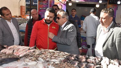محافظ بورسعيد يتفقد سوق الأسماك ويشدد على عدم المغالاة في الأسعار| صور 