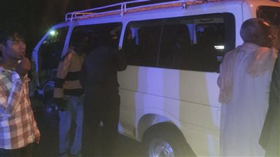 إصابة 13 شخصًا إثر تصادم سيارتين بالطريق الزراعي بأسوان 