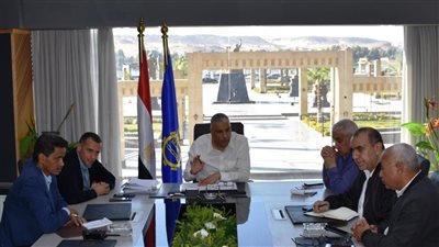 محافظ أسوان يوجه بمراجعة تراخيص المحلات المقامة على سور السكة الحديد