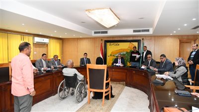 محافظ الفيوم يوجه ببحث إمكانية سداد ديون عدد من السيدات الغارمات