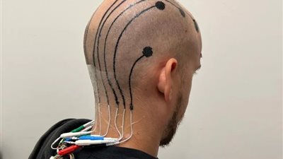 حبر إلكتروني.. العلماء يبتكرون وشمًا لمراقبة نشاط الدماغ 