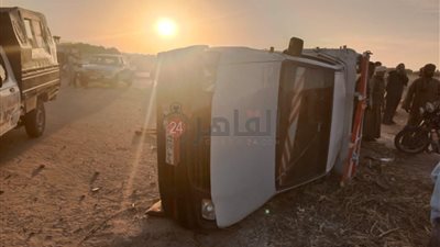 إصابة 6 أشخاص إثر تصادم سيارتين على صحراوي قنا 