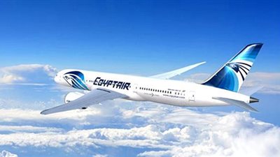 محتجزين من 4 ساعات.. راكبة على متن رحلة مصر للطيران تستغيث: قالولنا سلطات فيينا مش سامحة تنزلوا 