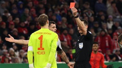 بعد 923 مباراة.. مانويل نوير يحصل على أول بطاقة حمراء في مسيرته