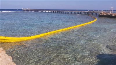 تواصل أعمال مكافحة تسرب الوقود نتيجة غرق سفينة للبضائع جنوب البحر الأحمر