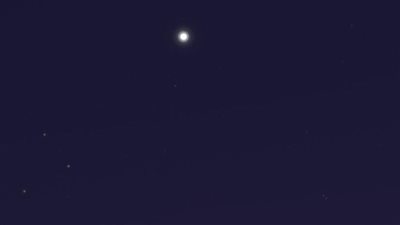 يُرى بالعين المجردة.. اصطفاف القمر والزهرة يزين السماء ليلًا