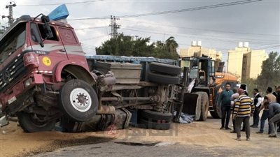 انقلاب تريلا محملة بالقمح على طريق طنطا كفر الزيات في الغربية 