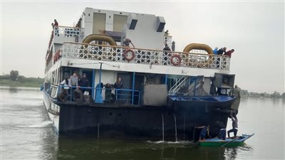 محاولات سحب الباخرة كروان فيجن بعد شحوطها بنهر النيل في المنيا| صور