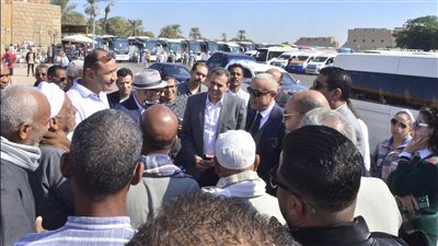 محافظ الأقصر يستمع لشكاوى أصحاب بازارت الكرنك بشأن القيمة الإيجارية ويعد بحلها