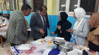 رئيس جامعة بورسعيد يتناول الغداء بالمدينة الجامعية مع الطالبات.. ويوجه بتوفير الأجواء المناسبة لهن قبل الامتحانات| صور
