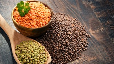 انخفاض أسعار الفول المعبأ والزيت والدقيق بالأسواق.. وكيلو العدس يتراجع 5.6 جنيه