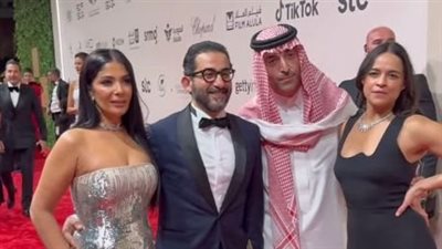 مدير أعمال بطلة فيلم فاست أند فيورس يطلب التقاط صورة لها مع منى زكي وأحمد حلمي