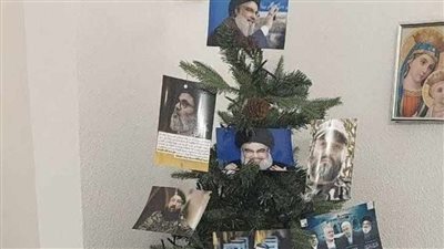 شجرة عيد ميلاد عليها صور قادة حزب الله تثير الجدل على السوشيال ميديا.. ما القصة؟ 
