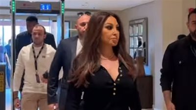 إليسا تصل مسرح حفلها ضمن بطولة الجولف الدولية في السعودية