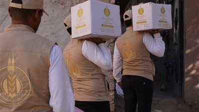 بيت الزكاة يوزع بطاطين ومواد غذائية على المستحقين بأسوان ضمن حملة دفء وطمأنينة