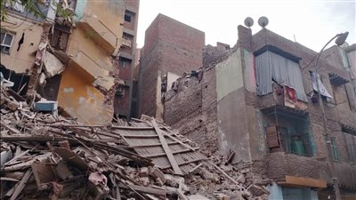 انهيار عقار بمصر القديمة دون إصابات أو وفيات.. ورئيس الحي: أصدرنا قرارًا بإزالة آخر مجاور له| صور 