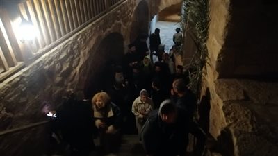على أضواء الشموع.. آلاف السائحين يحتفلون بذكرى استشهاد القديسة كاترين بجنوب سيناء | بث مباشر