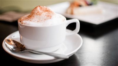 طريقة عمل النسكافية بالحليب..اعملي رغوة الكافيهات في ثواني 