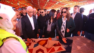 خلال زيارتها شمال سيناء.. وزيرة التضامن توجه بعرض منتجات سيدات الجورة الحرفية بمعارض الوزارة في المحافظات