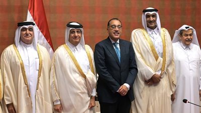رئيس الوزراء يلتقي رجال أعمال قطريين ويستعرض إجراءات الإصلاح الاقتصادي