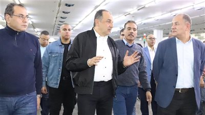 وزير قطاع الأعمال في جولة ميدانية لشركة غزل المحلة لمتابعة سير العمل ومراحل التطوير