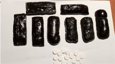 ضبط صاحبة مصنع ملابس لمحاولتها تهريب حشيش وترامادول عبر مطار برج العرب