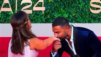 جبر بخاطرها.. كريم فهمي يقبل يد بطلة فيلم سنو وايت لقصار القامة في مهرجان البحر الأحمر السينمائي