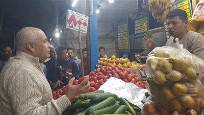 في جولةٍ مفاجئة.. محافظ الوادي الجديد يتفقّد الأسواق بمدينة الخارجة