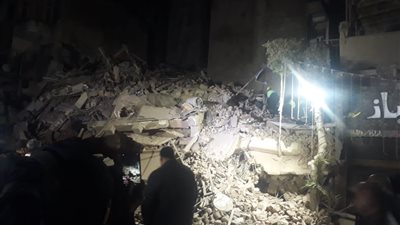 التحقيق في ملابسات انهيار أجزاء من عقار بوسط الإسكندرية