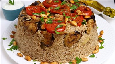 بالباذنجان والبطاطس| طريقة عمل المقلوبة.. الوصفة الفلسطينية على أصولها