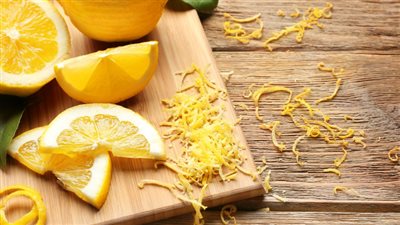  غني بفيتامين c.. دراسة تكشف فوائد تناول قشر الليمون