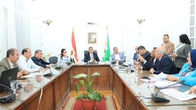 محافظ الجيزة يحل شكاوى عدد من المواطنين خلال اللقاء الأسبوعي