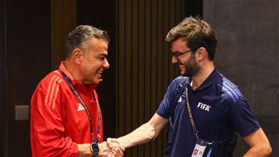 مرتجي يستقبل وفد فيفا بمقر بعثة الأهلي في قطر