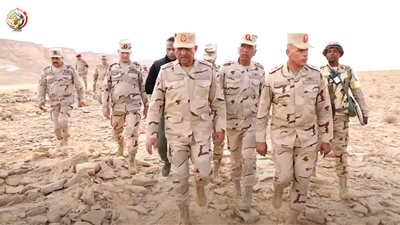 وزير الدفاع يشهد المشروع التكتيكي بجنود قاهر- 3 لعدد من الوحدات المتمركزة شرق القناة