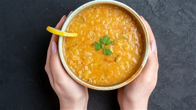 طريقة عمل العدس الأصفر بالطماطم.. قدميها مع الخبز المحمص