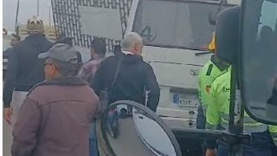 العربيات دخلت في بعض.. حادث تصادم عدد من السيارات أعلى كوبري بالعبور| صور 